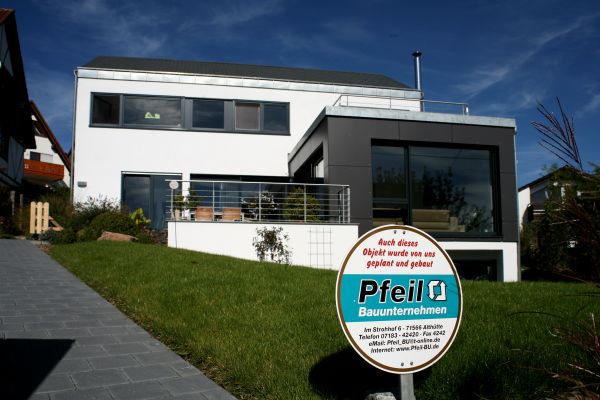 Modernes Einfamilienhaus mit großen Fensterfronten – Pfeil Bauträger