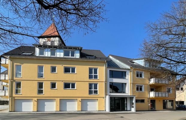 Mehrfamilienhaus mit Satteldach und Erker – Pfeil Bauträger