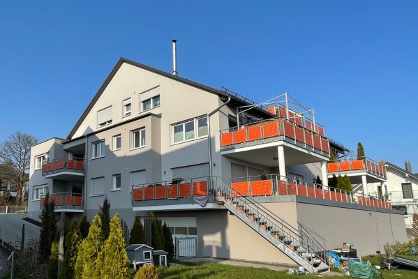 Mehrfamilienhaus in Hanglage mit Balkonen – Pfeil Bauträger