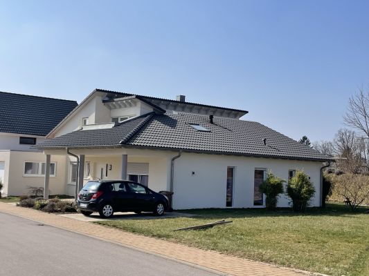 Einfamilienhaus mit Walmdach – Pfeil Bauträger