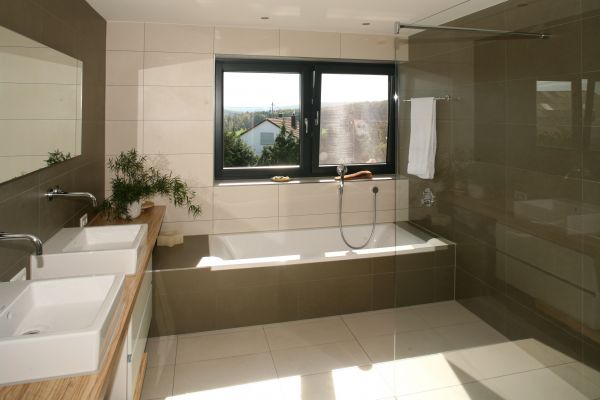 Badezimmer mit Badewanne und Dusche – Pfeil Bauträger