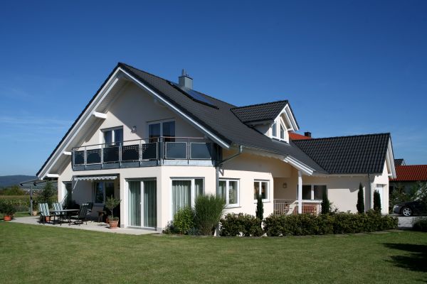 Einfamilienhaus mit Satteldach und Gauben – Pfeil Bauträger