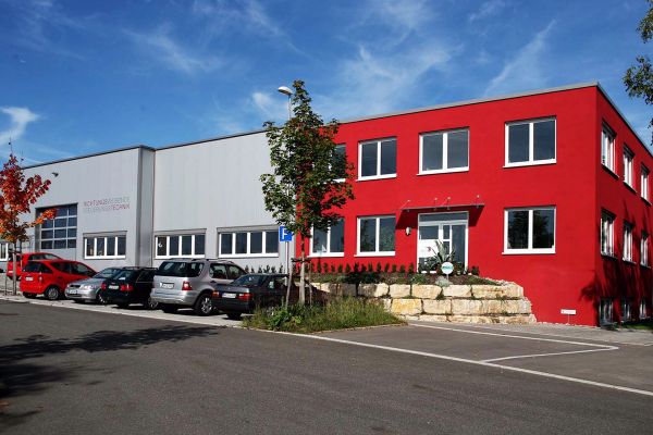 Gewerbegebäude mit farbiger Fassade – Pfeil Bauträger