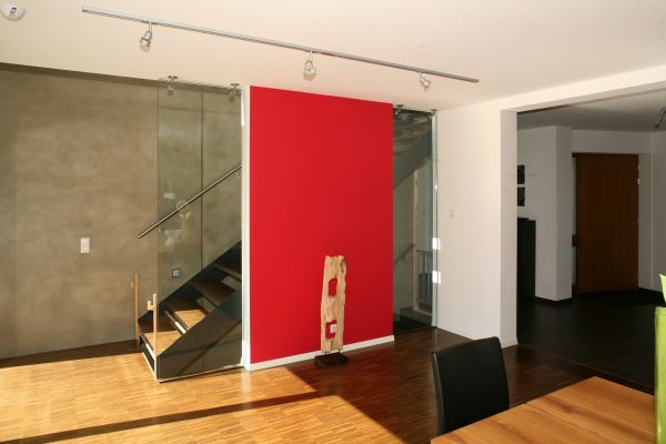 Wohnbereich mit offener Treppe – Pfeil Bauträger