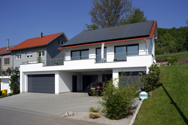 Einfamilienhaus mit Doppelgarage in Hanglage – Pfeil Bauträger