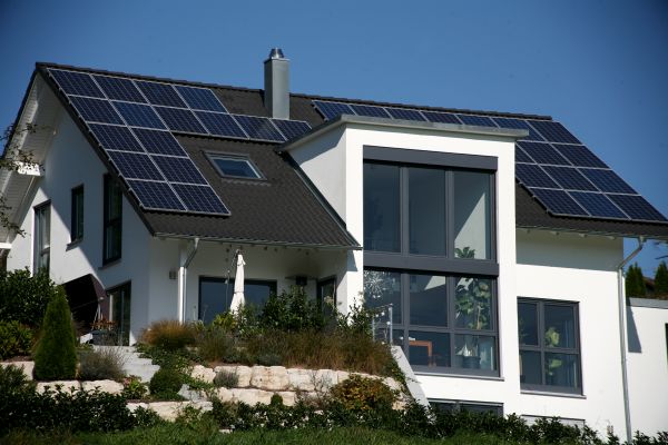 Einfamilienhaus mit Photovoltaik und Glasfront – Pfeil Bauträger