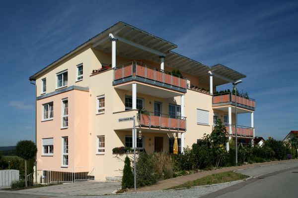 Mehrfamilienhaus mit Balkonen – Pfeil Bauträger