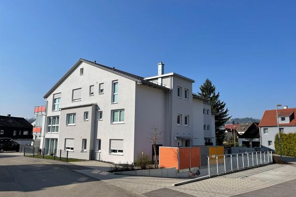 Mehrfamilienhaus mit Satteldach – Pfeil Bauträger