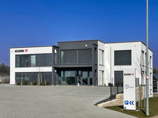 Bürogebäude mit Glasfassade – Pfeil Bauträger