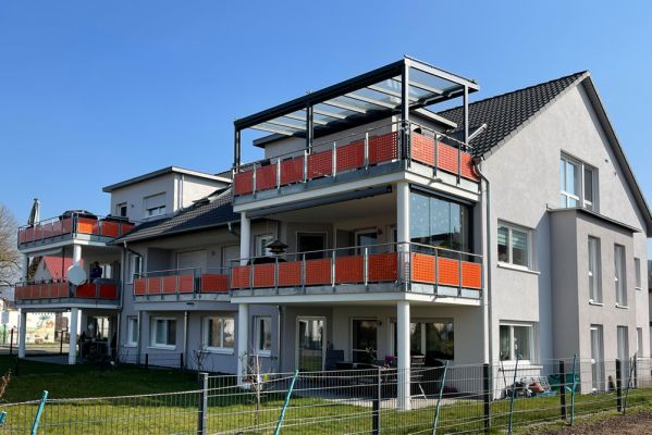 Mehrfamilienhaus mit Dachterrasse – Pfeil Bauträger