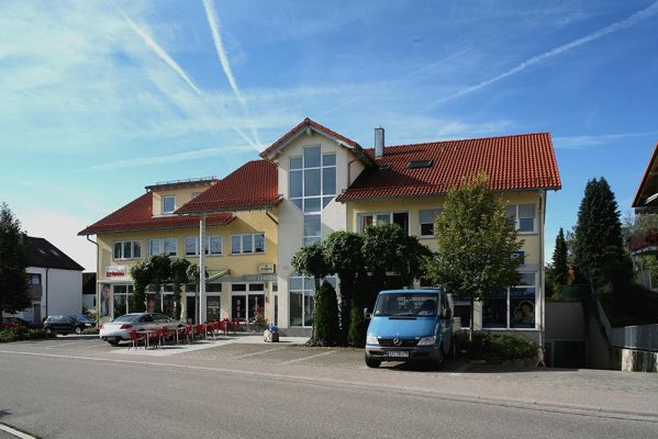 Wohn- und Geschäftshaus mit Satteldach – Pfeil Bauträger