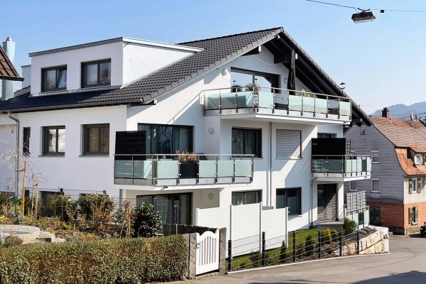 Mehrfamilienhaus mit Balkonen und Satteldach – Pfeil Bauträger