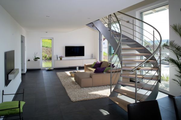 Wohnbereich mit Wendeltreppe – Pfeil Bauträger