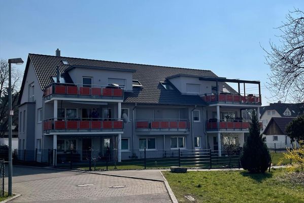 Mehrfamilienhaus mit umlaufenden Balkonen – Pfeil Bauträger
